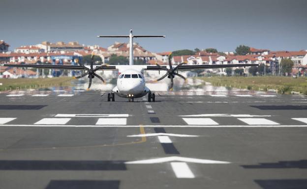 Un avión en el aeropuerto de Hondarribia. 