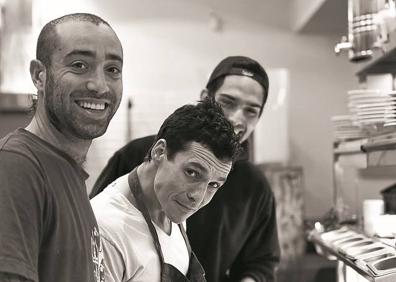 Imagen secundaria 1 - Alexandre Silva es el cocinero del momento en Lisboa..Moti Timan, el israelí que hace alta cocina en la barra. Zaiyu Hasegawa encabeza la delegación de Japón.