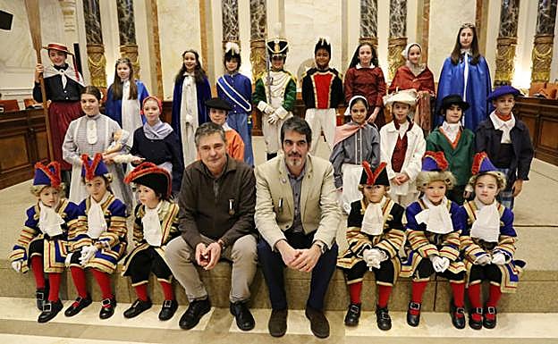 El alcalde Eneko Goia y el concejal de Fiestas, Alfonso Gurpegui, junto a los cargos de honor de la Tamborrada Infantil 2018. 