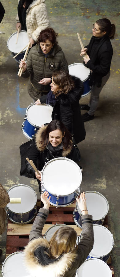Los componentes de la nueva tamborrada Amigos de Angulas Aginaga ensayan en la antigua discoteca Sound, en Irura.