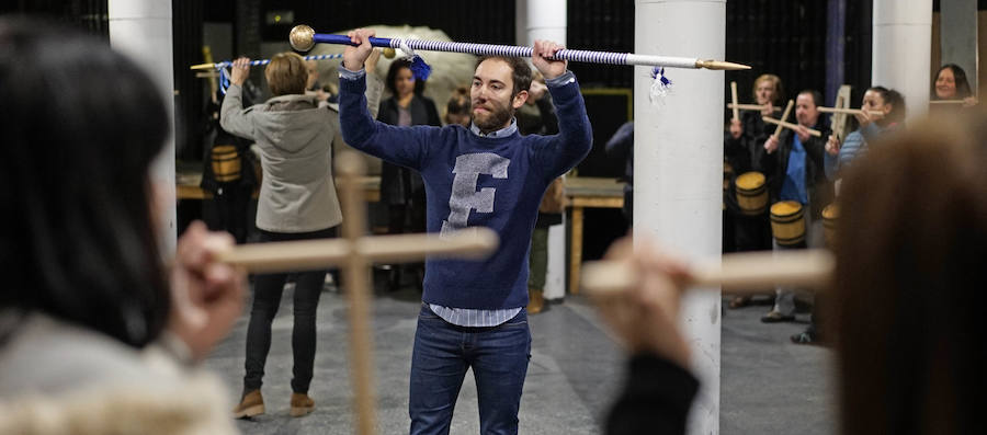 Los componentes de la nueva tamborrada Amigos de Angulas Aginaga ensayan en la antigua discoteca Sound, en Irura.