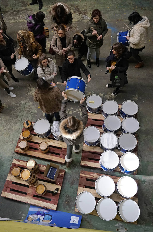 Los componentes de la nueva tamborrada Amigos de Angulas Aginaga ensayan en la antigua discoteca Sound, en Irura.