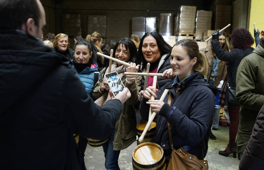 Los componentes de la nueva tamborrada Amigos de Angulas Aginaga ensayan en la antigua discoteca Sound, en Irura.