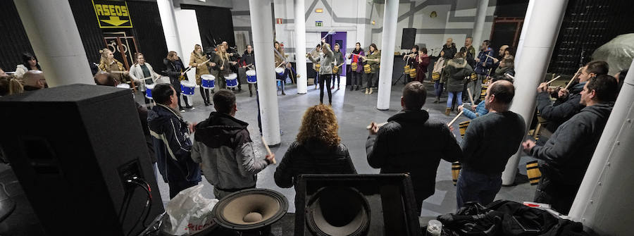 Los componentes de la nueva tamborrada Amigos de Angulas Aginaga ensayan en la antigua discoteca Sound, en Irura.