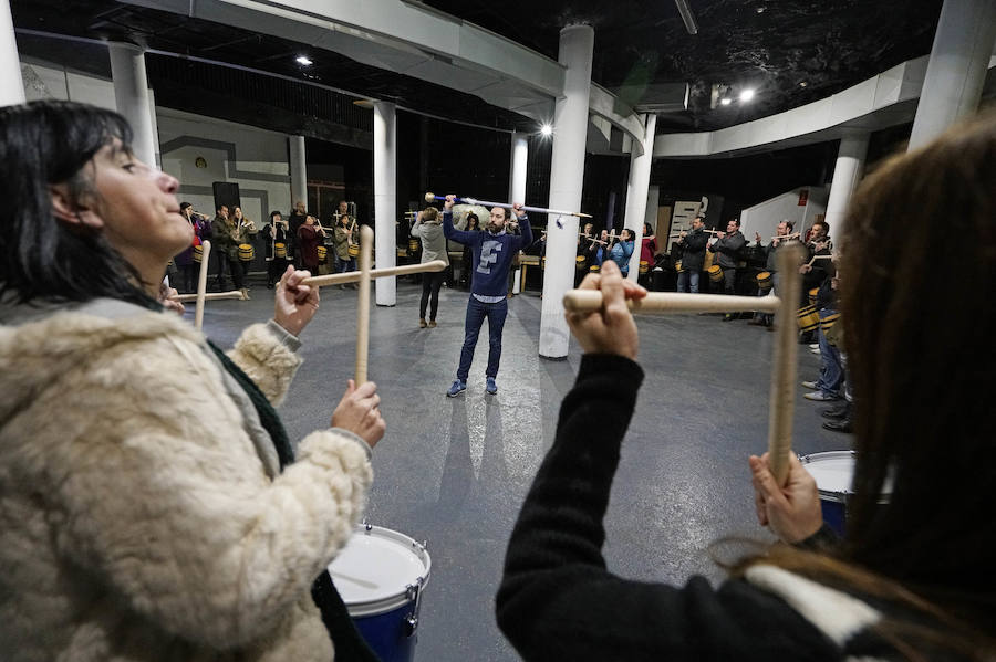 Los componentes de la nueva tamborrada Amigos de Angulas Aginaga ensayan en la antigua discoteca Sound, en Irura.