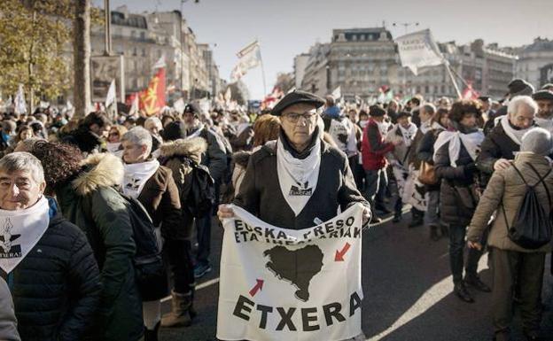 Miles de personas se manifestaron por el centro de París el pasado 9 de diciembre en defensa del acercamiento de los presos de ETA.
