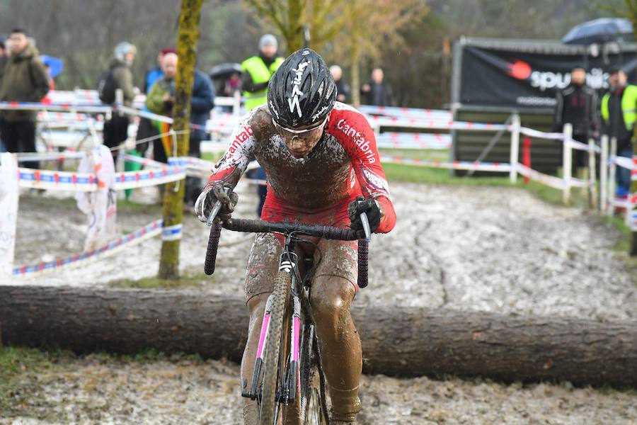 Este domingo se ha celebrado en Legazpi el Campeonato de España de ciclo-cross en un circuito con mucho barro acumulado. El cántabro Ismael Esteban ha revalidado su título por delante de Felipe Orts, su compañero en el equipo Ginestar-Delikia.