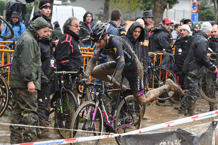 Este domingo se ha celebrado en Legazpi el Campeonato de España de ciclo-cross en un circuito con mucho barro acumulado. El cántabro Ismael Esteban ha revalidado su título por delante de Felipe Orts, su compañero en el equipo Ginestar-Delikia.