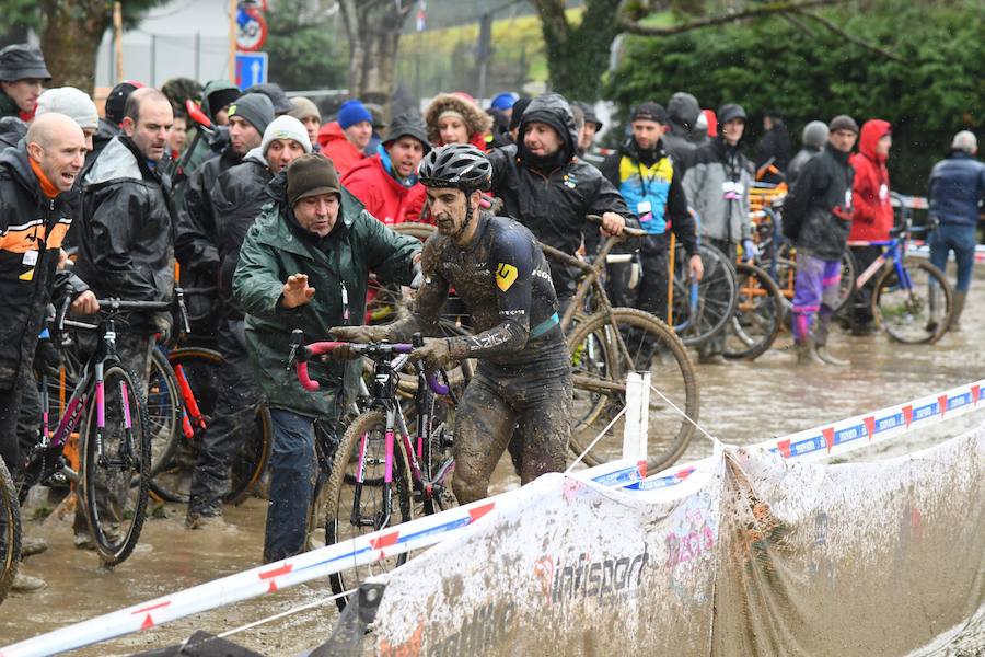 Este domingo se ha celebrado en Legazpi el Campeonato de España de ciclo-cross en un circuito con mucho barro acumulado. El cántabro Ismael Esteban ha revalidado su título por delante de Felipe Orts, su compañero en el equipo Ginestar-Delikia.