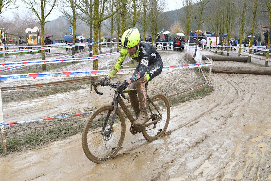 Este domingo se ha celebrado en Legazpi el Campeonato de España de ciclo-cross en un circuito con mucho barro acumulado. El cántabro Ismael Esteban ha revalidado su título por delante de Felipe Orts, su compañero en el equipo Ginestar-Delikia.