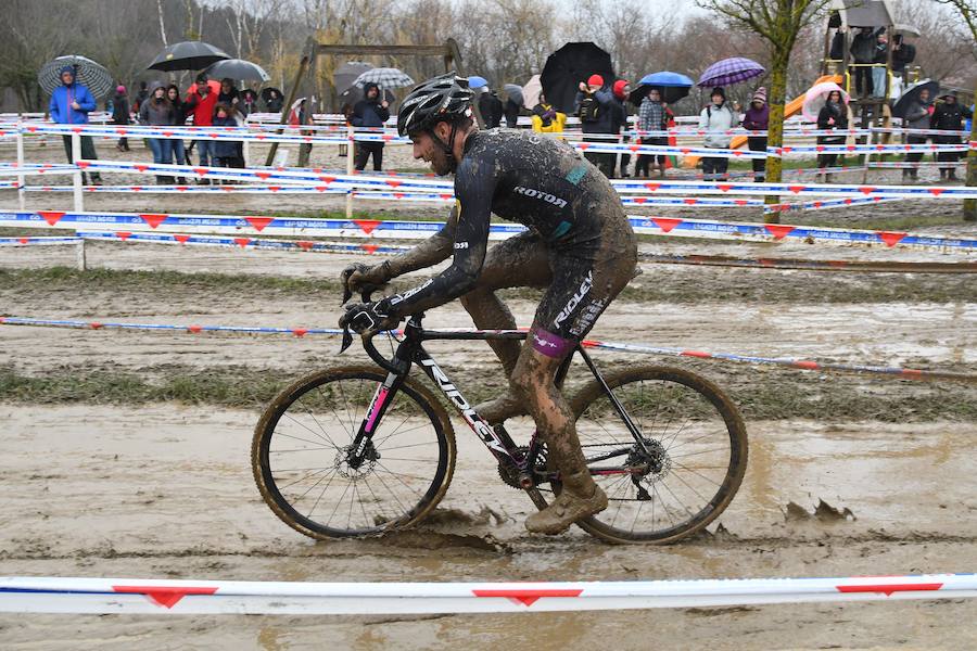 Este domingo se ha celebrado en Legazpi el Campeonato de España de ciclo-cross en un circuito con mucho barro acumulado. El cántabro Ismael Esteban ha revalidado su título por delante de Felipe Orts, su compañero en el equipo Ginestar-Delikia.