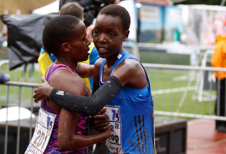 Dos corredores juniors, de 17 años, ofrecieron uno de los mejores espectáculos de los últimos años en el Memorial Muguerza de Elgoibar. Brillante colofón para este 75 aniversario de la prueba guipuzcoana, disputada con frío y lluvia en algunos momentos.