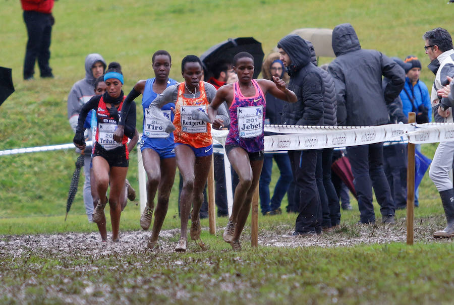 Dos corredores juniors, de 17 años, ofrecieron uno de los mejores espectáculos de los últimos años en el Memorial Muguerza de Elgoibar. Brillante colofón para este 75 aniversario de la prueba guipuzcoana, disputada con frío y lluvia en algunos momentos.
