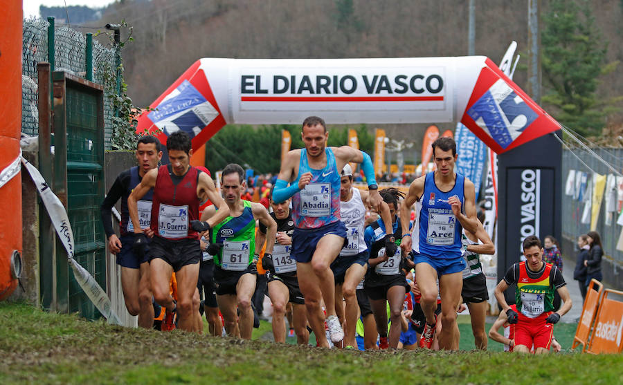 Dos corredores juniors, de 17 años, ofrecieron uno de los mejores espectáculos de los últimos años en el Memorial Muguerza de Elgoibar. Brillante colofón para este 75 aniversario de la prueba guipuzcoana, disputada con frío y lluvia en algunos momentos.