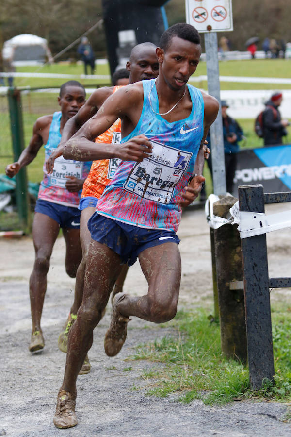 Dos corredores juniors, de 17 años, ofrecieron uno de los mejores espectáculos de los últimos años en el Memorial Muguerza de Elgoibar. Brillante colofón para este 75 aniversario de la prueba guipuzcoana, disputada con frío y lluvia en algunos momentos.