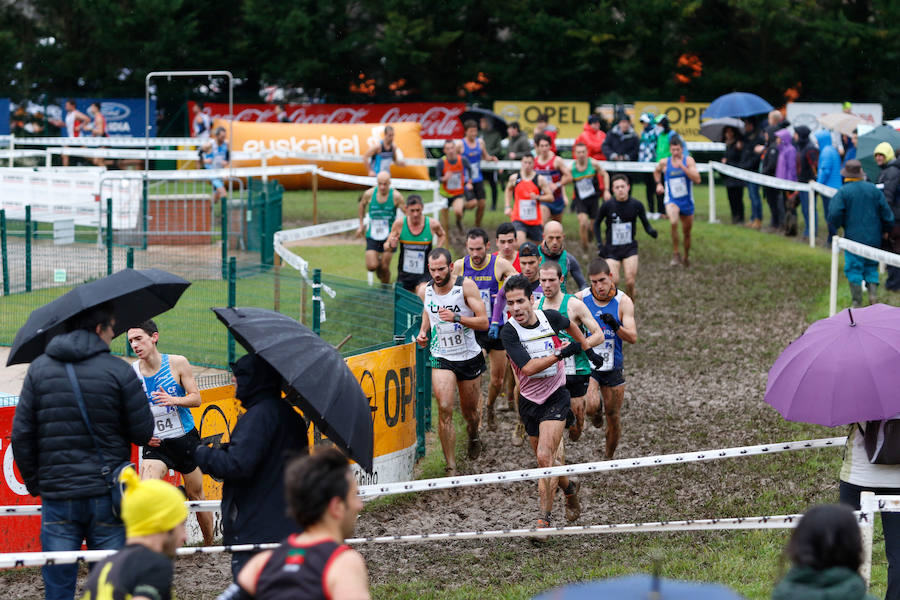Dos corredores juniors, de 17 años, ofrecieron uno de los mejores espectáculos de los últimos años en el Memorial Muguerza de Elgoibar. Brillante colofón para este 75 aniversario de la prueba guipuzcoana, disputada con frío y lluvia en algunos momentos.