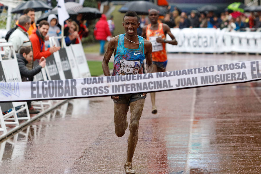 Dos corredores juniors, de 17 años, ofrecieron uno de los mejores espectáculos de los últimos años en el Memorial Muguerza de Elgoibar. Brillante colofón para este 75 aniversario de la prueba guipuzcoana, disputada con frío y lluvia en algunos momentos.