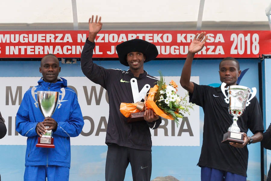 Dos corredores juniors, de 17 años, ofrecieron uno de los mejores espectáculos de los últimos años en el Memorial Muguerza de Elgoibar. Brillante colofón para este 75 aniversario de la prueba guipuzcoana, disputada con frío y lluvia en algunos momentos.