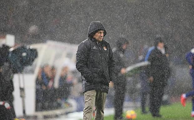 Eusebio aguanta el chaparrón en pie, ayer en la banda de Anoeta. :: 