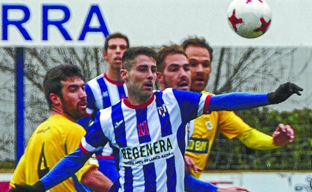 Disputa. Un jugador del Izarra intenta controlar el balón ante el acoso de Senar y Mikel Alonso.