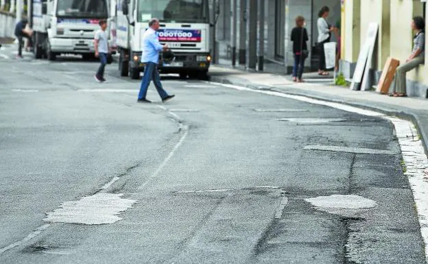 En un mes comenzará la renovación del pavimento de doce calles de Donostia