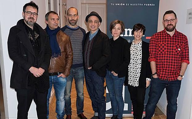 Fotografía facilitada por el sindicato ALMA, de los guionistas españoles nominados a los Goya 2018; Andoni de Carlos (3i), Paco Plaza (i), Coral Cruz (2d), Pablo Berger (c), Carla Simón (3d), Fernando Navarro (d) y Alejandro Hernández (2i). 