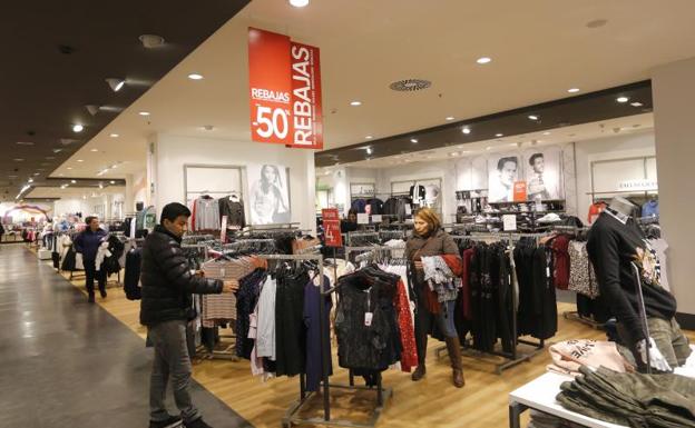 Clientes en una tienda de ropa de un centro comercial