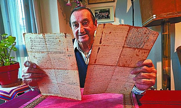 Luis Lasa muestra el testamento de Sarriegui conservado por su familia durante generaciones.
