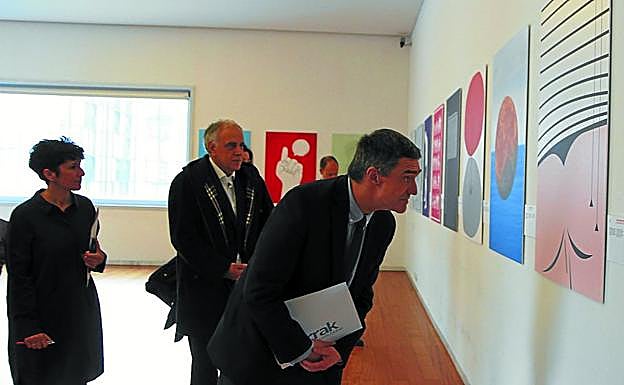 Jonan Fernández lee la referencia de una de los obras de la exposición inaugurada ayer en Bilbao para conmemorar los 70 años de los Derechos Humanos. 