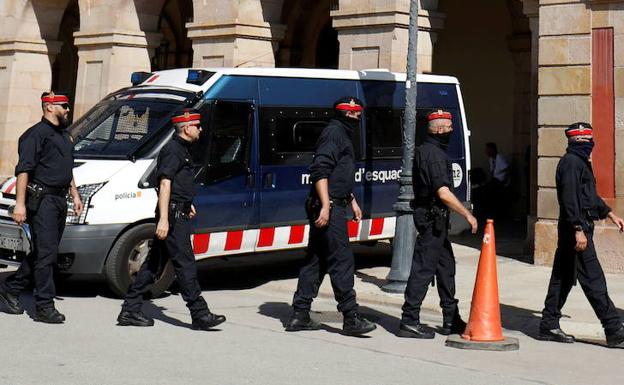 Mossos en la entrada del Parlament.