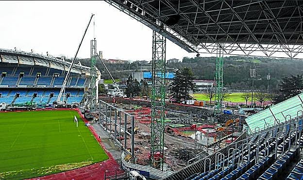 Aspecto de los trabajos de construcción de la nueva grada del fondo sur del Estadio de Anoeta.