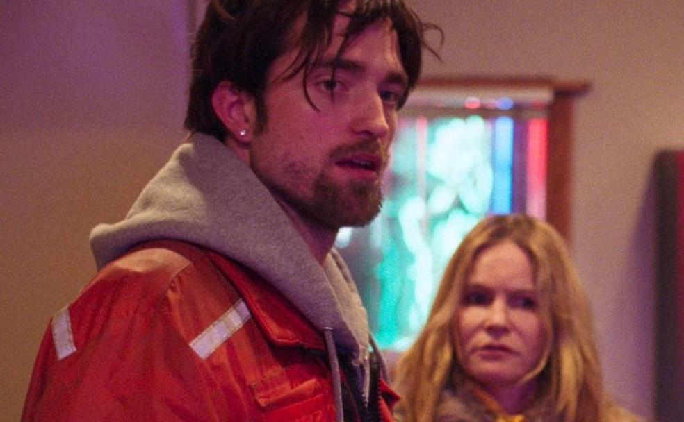 Jennifer Jason Leigh y Robert Pattinson en una escena de 'Good Time' (2017).