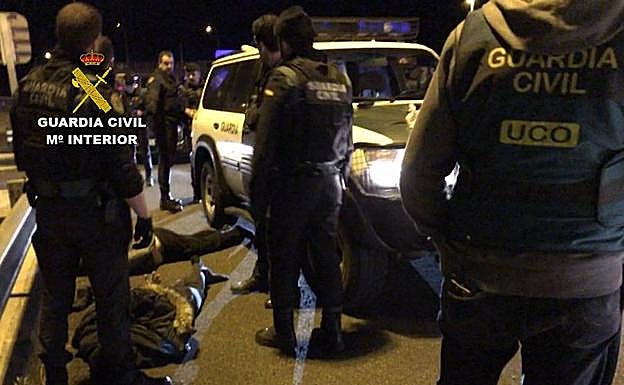 Dos de las detenciones en la operación policial.