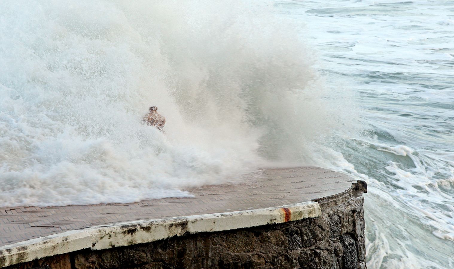 El espectáculo de las olas han dejado preciosas estampas en San Sebastián y Zarautz