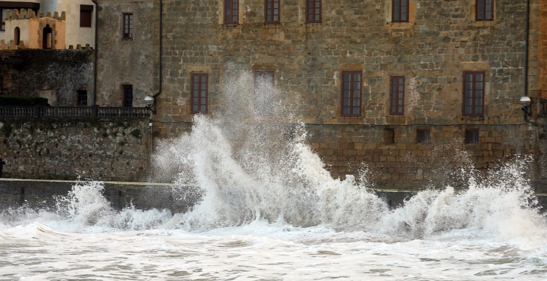 El espectáculo de las olas han dejado preciosas estampas en San Sebastián y Zarautz