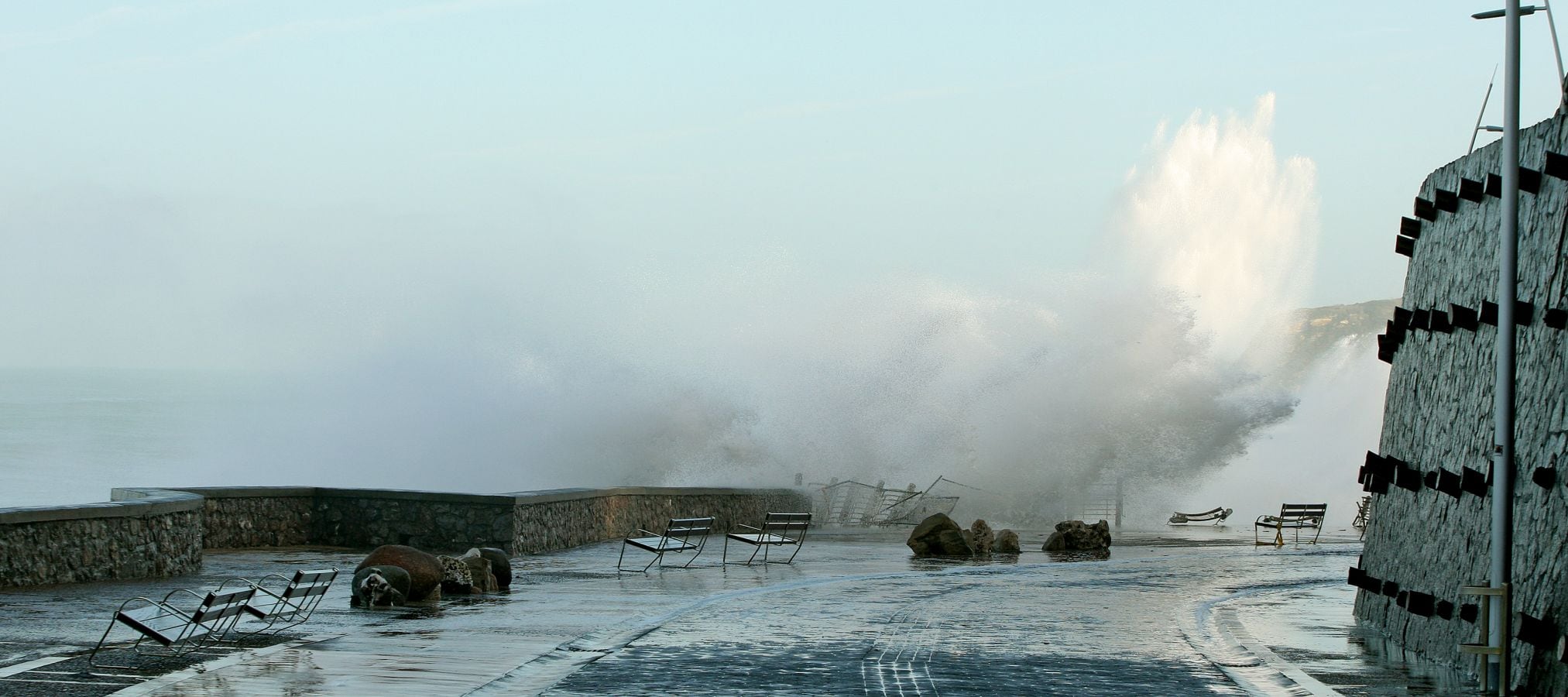 El espectáculo de las olas han dejado preciosas estampas en San Sebastián y Zarautz