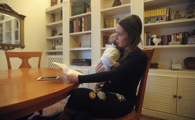 Paula Urrutia, con su pequeño Marcos en brazos, en un momento de la entrevista.