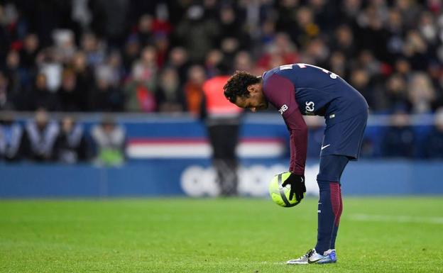 Neymar, dispuesto a lanzar un penalti ante el Dijon.