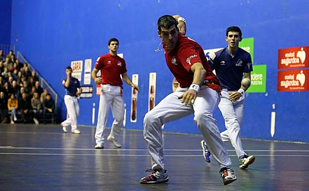 Ezkurdia golpea desde el ancho con Altuna, Zabaleta y Martija a su espalda, este jueves en Mungia