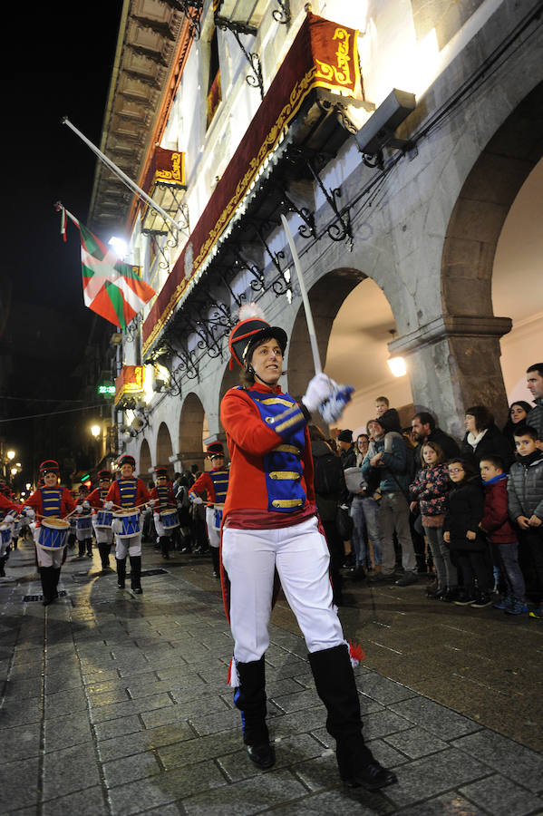 Azpeitia vuelve a unirse en la fiesta de San Sebastián donde los tambores suenan a un mismo tiempo y llenan de colorido la localidad.