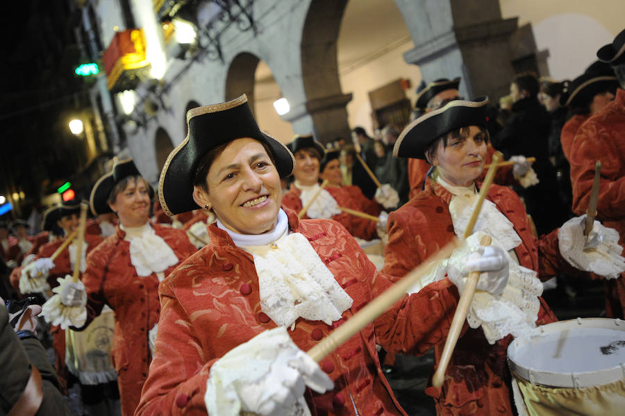 Azpeitia vuelve a unirse en la fiesta de San Sebastián donde los tambores suenan a un mismo tiempo y llenan de colorido la localidad.