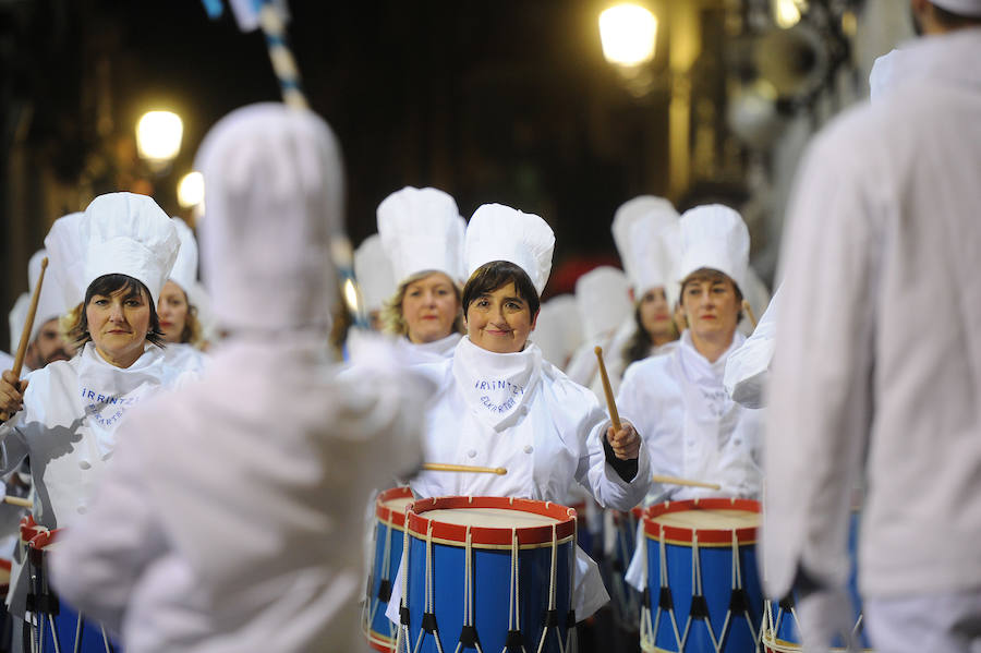 Azpeitia vuelve a unirse en la fiesta de San Sebastián donde los tambores suenan a un mismo tiempo y llenan de colorido la localidad.