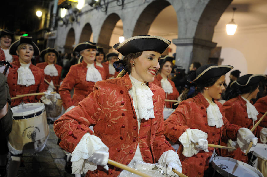 Azpeitia vuelve a unirse en la fiesta de San Sebastián donde los tambores suenan a un mismo tiempo y llenan de colorido la localidad.
