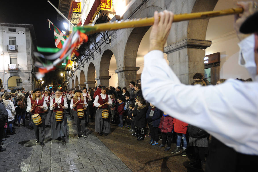 Azpeitia vuelve a unirse en la fiesta de San Sebastián donde los tambores suenan a un mismo tiempo y llenan de colorido la localidad.