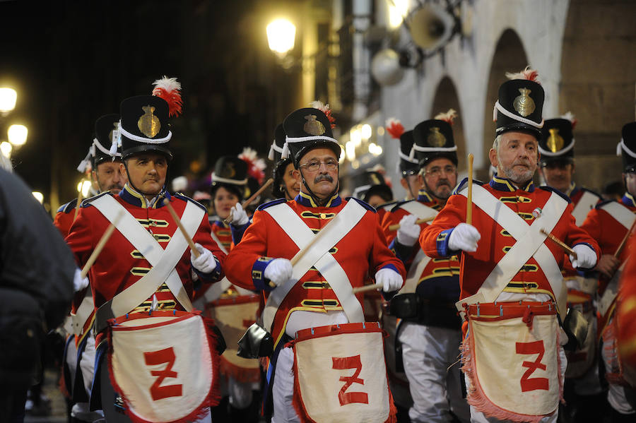 Azpeitia vuelve a unirse en la fiesta de San Sebastián donde los tambores suenan a un mismo tiempo y llenan de colorido la localidad.