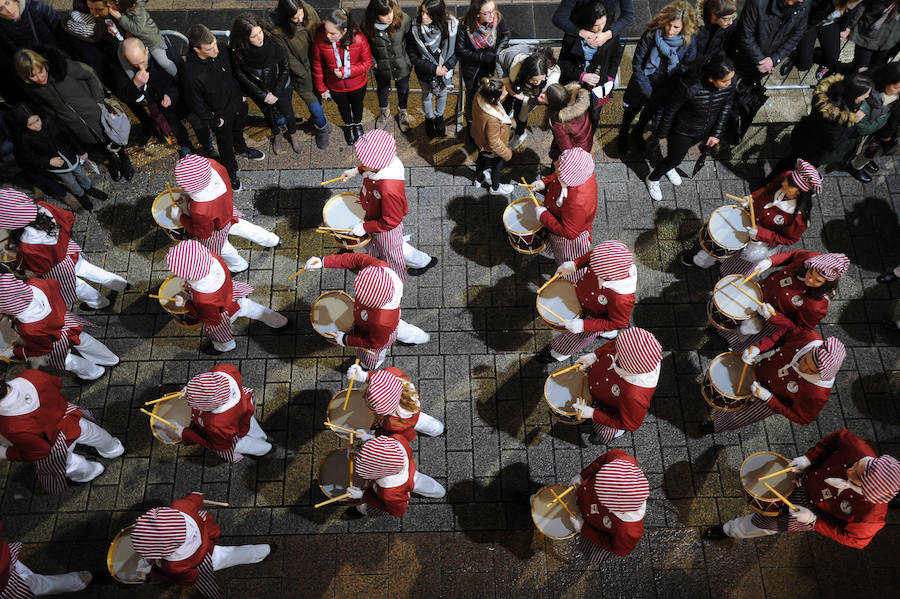 Azpeitia vuelve a unirse en la fiesta de San Sebastián donde los tambores suenan a un mismo tiempo y llenan de colorido la localidad.