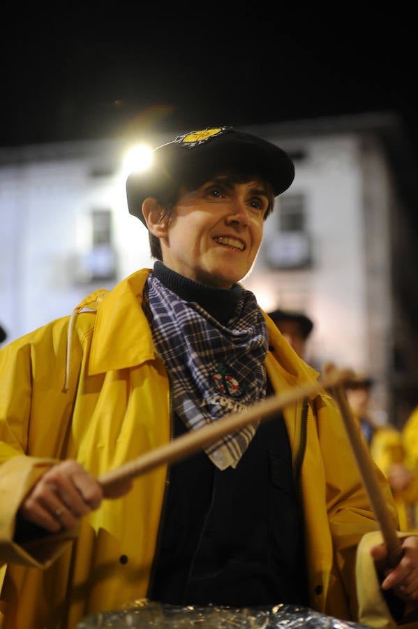 Azpeitia vuelve a unirse en la fiesta de San Sebastián donde los tambores suenan a un mismo tiempo y llenan de colorido la localidad.