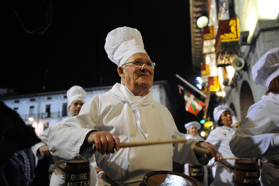 Azpeitia vuelve a unirse en la fiesta de San Sebastián donde los tambores suenan a un mismo tiempo y llenan de colorido la localidad.