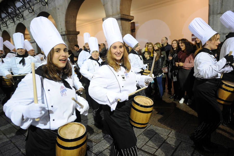 Azpeitia vuelve a unirse en la fiesta de San Sebastián donde los tambores suenan a un mismo tiempo y llenan de colorido la localidad.