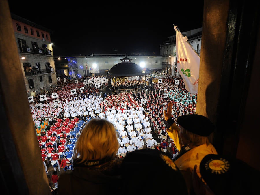 Azpeitia vuelve a unirse en la fiesta de San Sebastián donde los tambores suenan a un mismo tiempo y llenan de colorido la localidad.